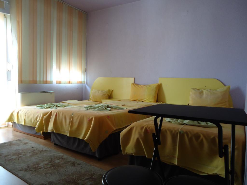 Dionis Hotel Petrici Cameră foto
